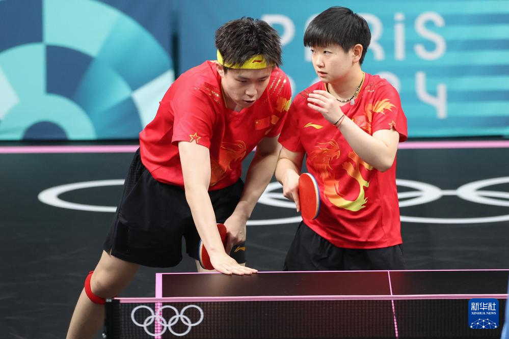 卡在二塔外 卡在二塔外